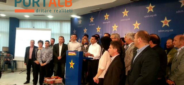 Zoran Zaev duke publikuar "bombat"